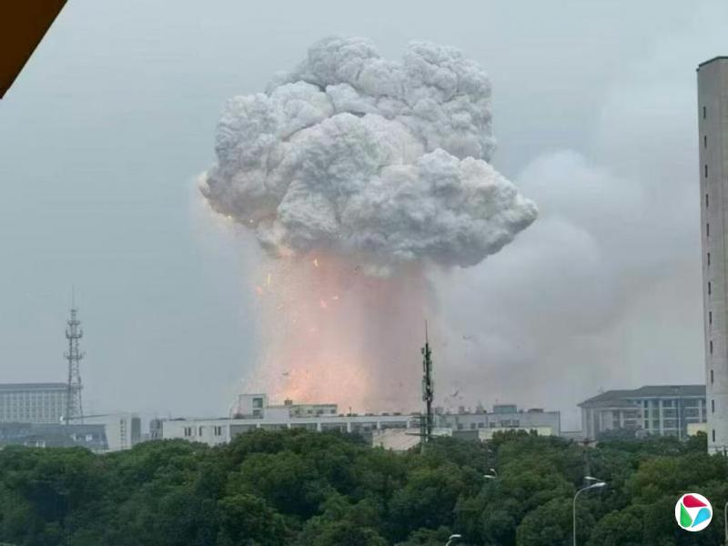 苏州废品回收仓库爆炸起火 两人灼伤无生命危险