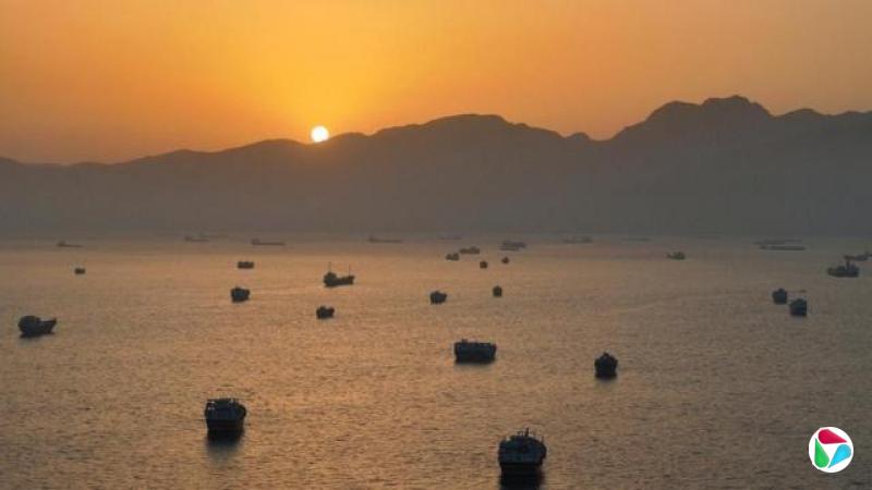 黄昏时分,停泊在霍尔木兹海峡的船只