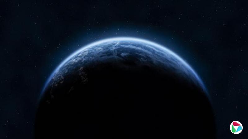 从太空看到的地球,行星边缘在繁星点点的背景下显得格外明亮。