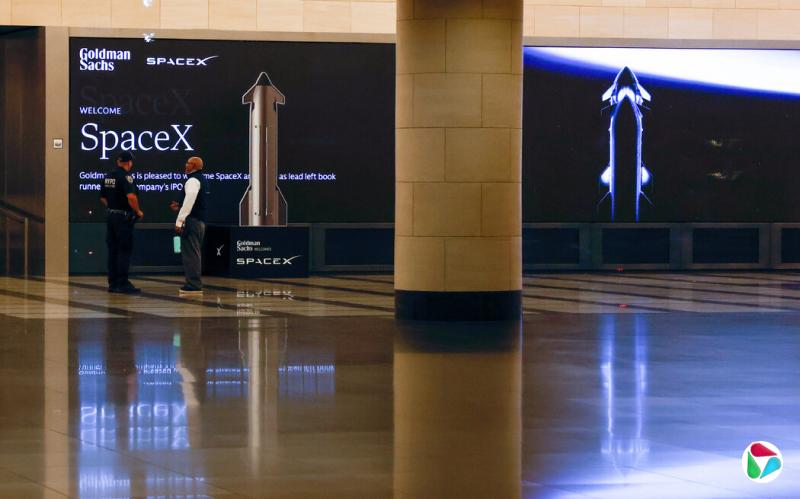 纽约高盛总部大堂内的SpaceX标识。