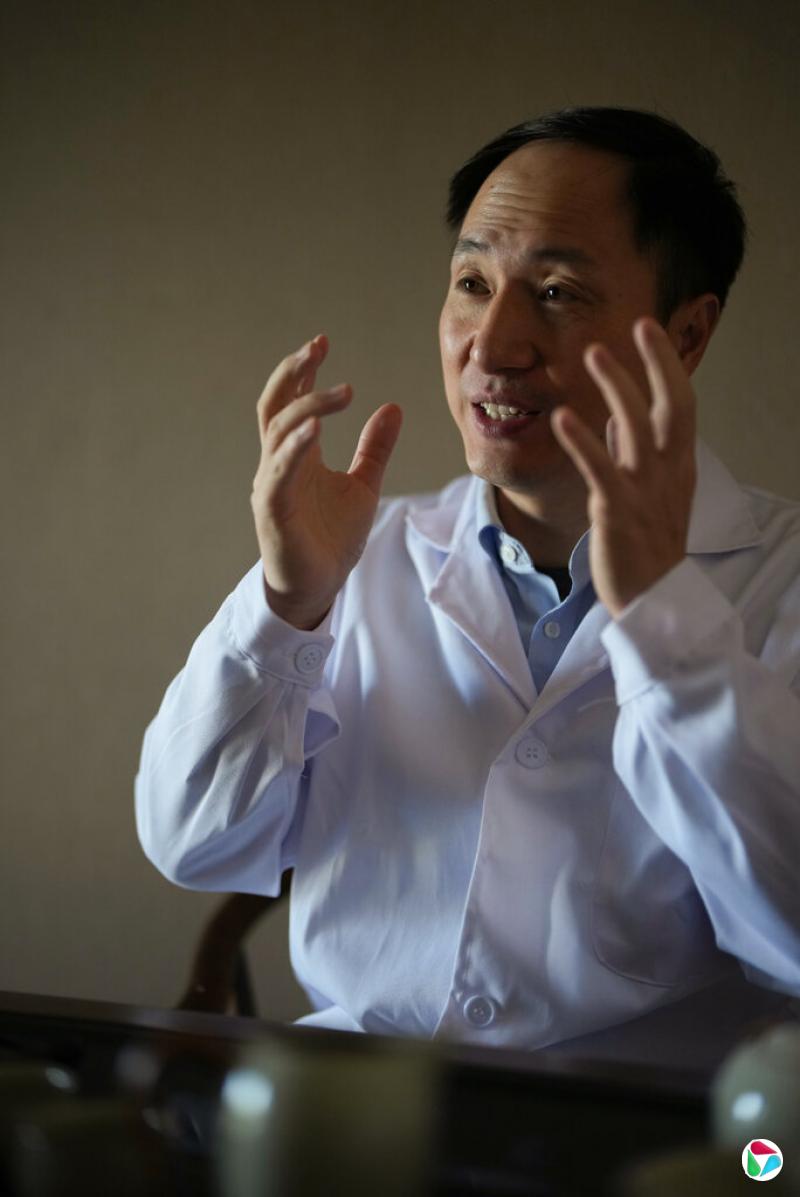 贺建奎去年秋天在北京的家中。此前,他因制造了基因编辑婴儿入狱服刑三年。