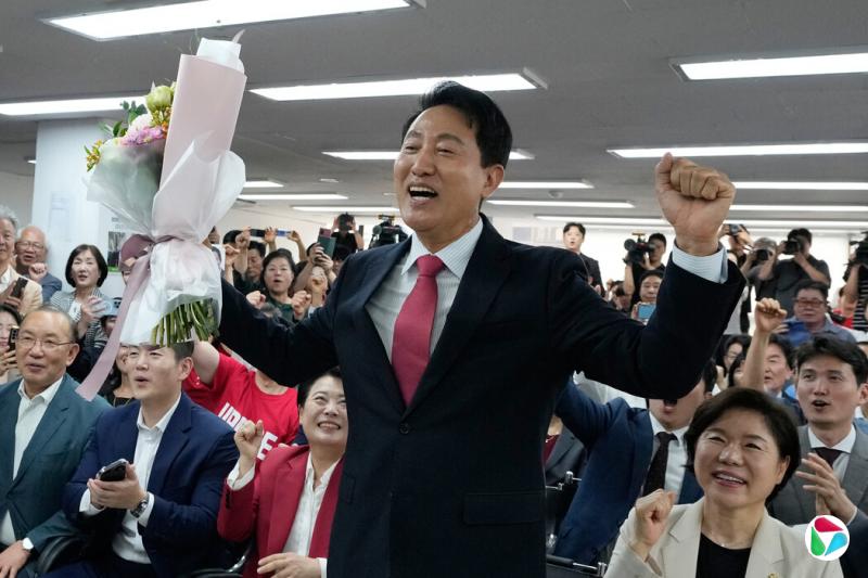 “首尔市民再次坚定地确立了民主的基本原则:制衡,”连任首尔市长的吴世勋在周四表示。