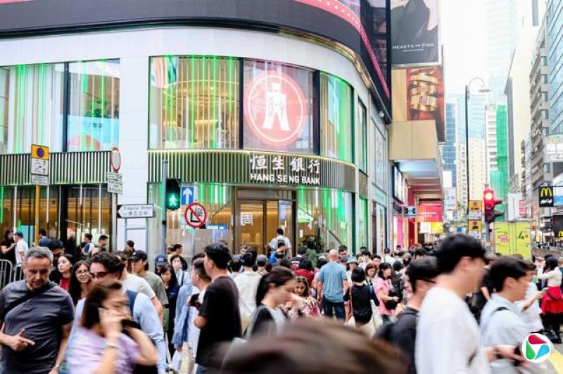 恒生银行外人头攒动
