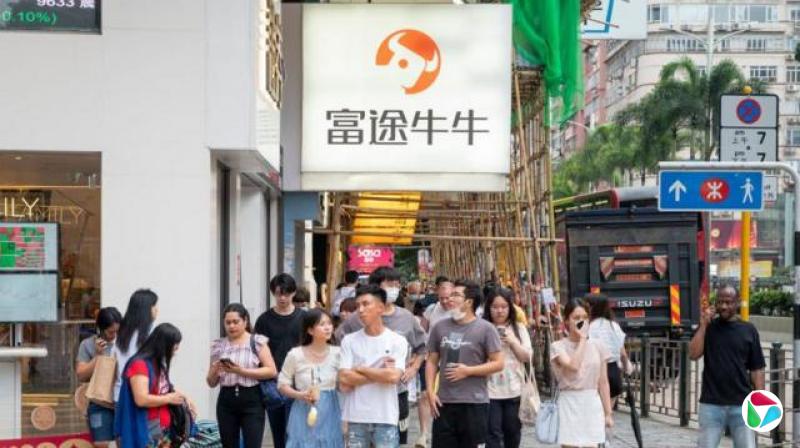 富途牛牛的广告牌下很多路人