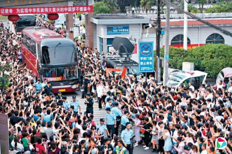 高考开锣 安徽毛坦厂再现万人送考盛况