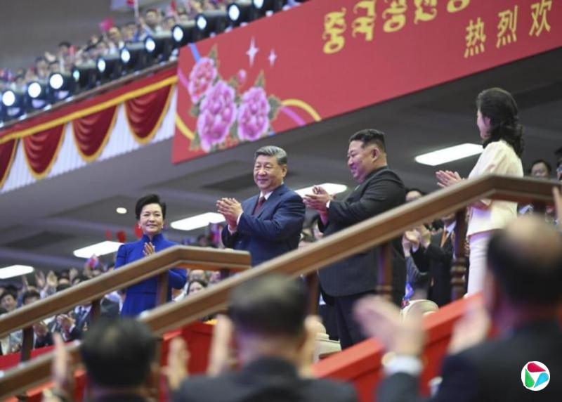 【图集】习近平和彭丽媛观看朝鲜专场文艺演出