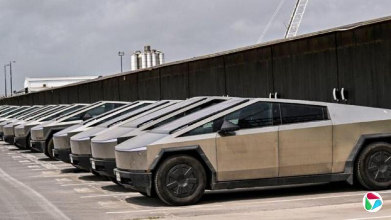 一批特斯拉赛博卡车(Cybertruck)组成的车队