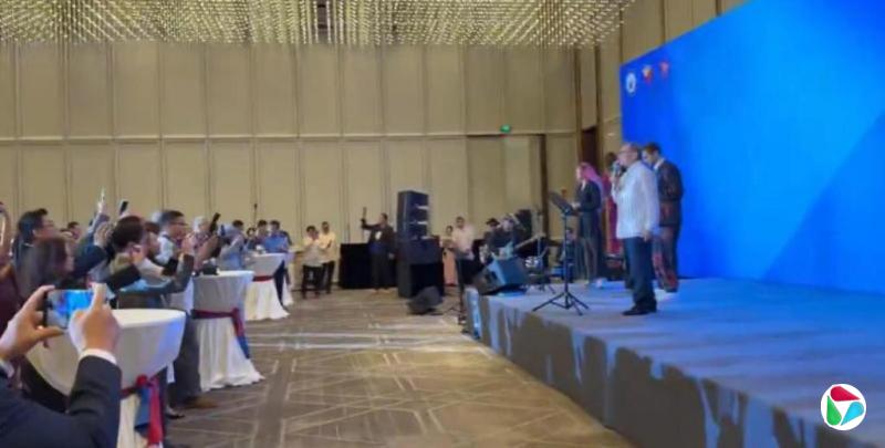 中菲关系紧张 菲律宾驻华大使北京演唱《月亮代表我的心》