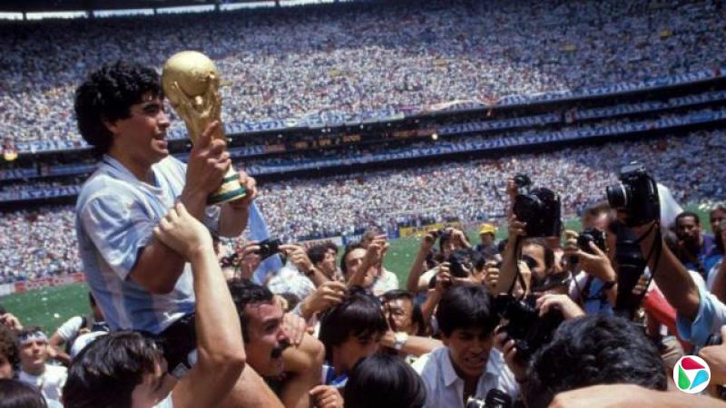 ����͢�Ӷӳ����ꡤ �������ɣ�Diego Maradona�����յ��ã���1986�������ж�ں󣬱�����̧�ڼ��ϣ��߾����籭������ף��������������Ϊ�����գ������ɼ���̨�ϳ�ǧ����Ĺ����Լ�����һ��