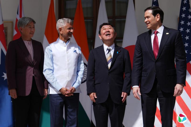 上个月在新德里举行的会晤中,从左至右依次为:澳大利亚外长黄英贤、印度外长苏杰生、日本外务大臣茂木敏充以及美国国务卿鲁比奥。