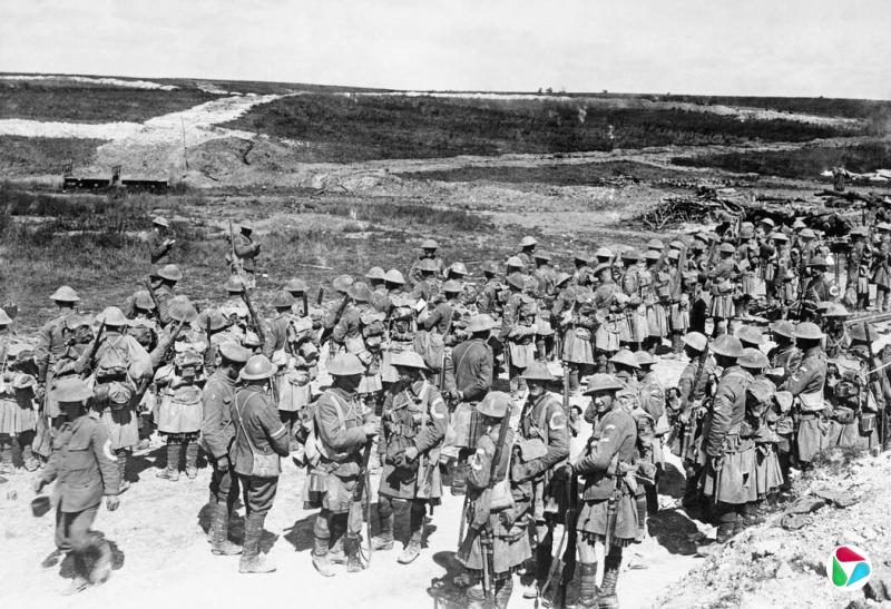 1916年,索姆河战役期间,法国博蒙阿梅尔附近的英国士兵。
