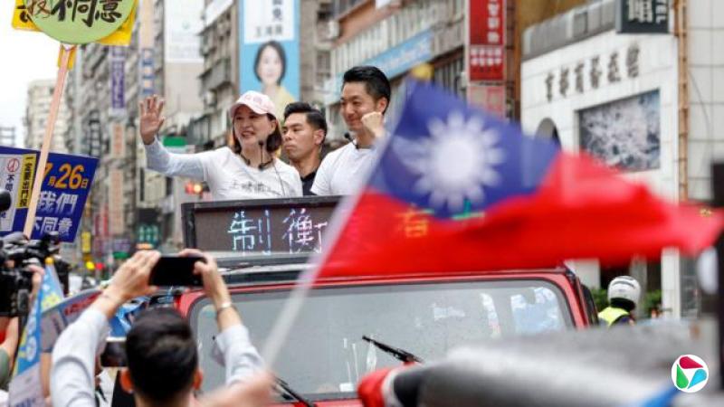 “政治人物持股”网站揭露国民党籍立委颜宽恒为立法院“股王”、王鸿薇为“股后”。