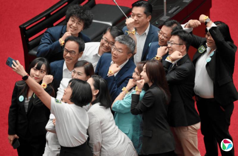 台湾立委每月薪资约20万元新台币,地方议员依层级不同约落在7万至18万元新台币之间,另有助理费与办公经费等。县市首长与直辖市长月薪亦大致落在19万至20万元新台币之间。