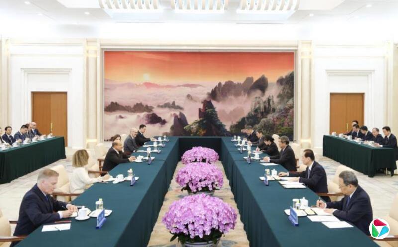 何立峰会见美众议员科雷亚:推动双边经贸关系可持续发展