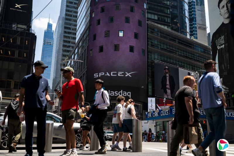 周五的时报广场,当天埃隆·马斯克的SpaceX在纳斯达克上市。