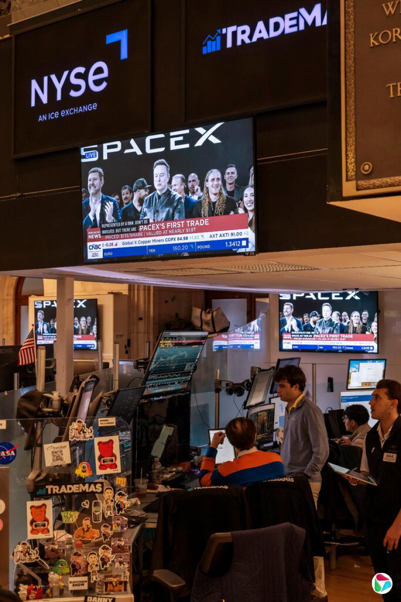 SpaceX上市,马斯克出现在纽约证券交易所的屏幕上。此次IPO预计将造就数以千计的百万富翁。