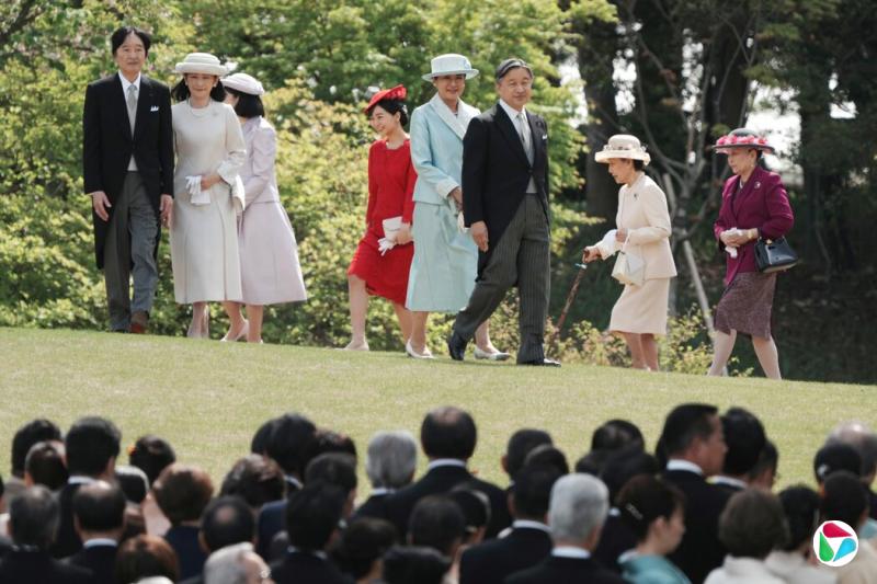 4月,日本天皇德仁(中)、皇后雅子及其他王室成员一同出席在东京举行的园游会。