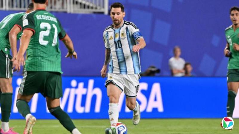 美国堪萨斯城FIFA世界杯J组阿根廷对阿尔及利亚赛事上,梅西(美斯)在控球(16/6/2026)