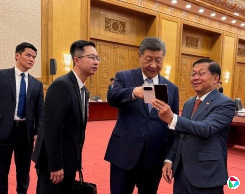 习近平再赠外国元首中国手机 送敏昂莱华为最新款折叠机