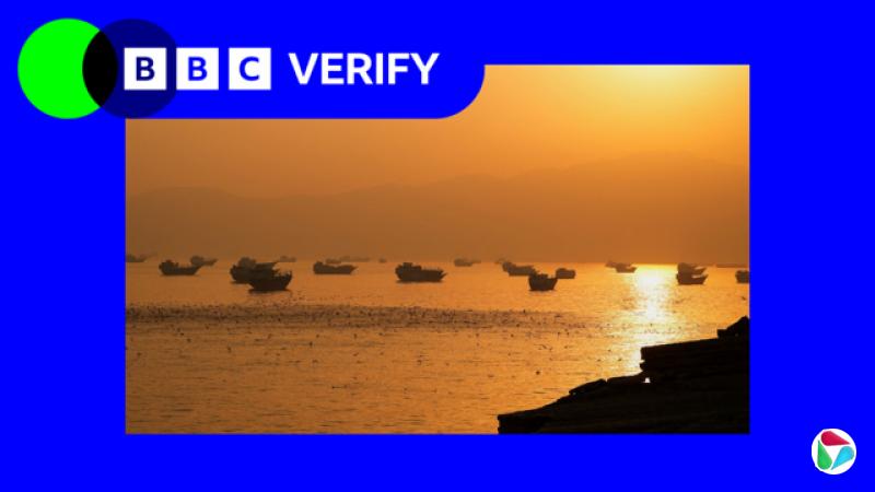 日落时分,霍尔木兹海峡上的船只