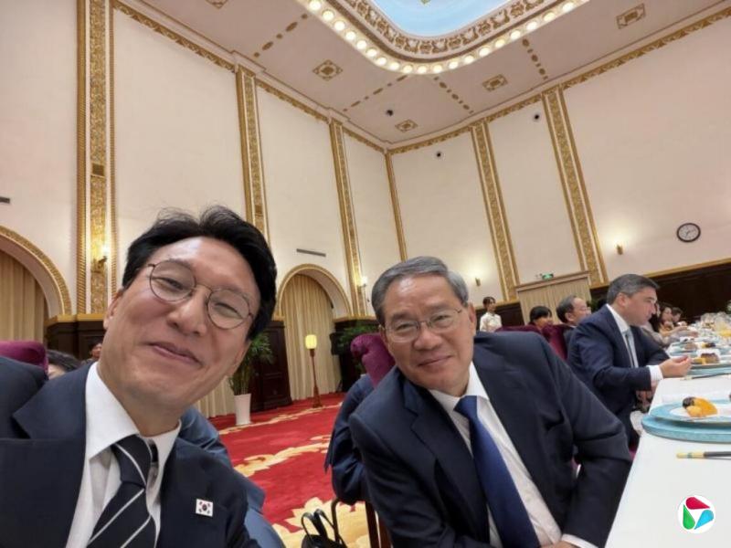 韩总理金民锡与李强自拍 两人面带笑容