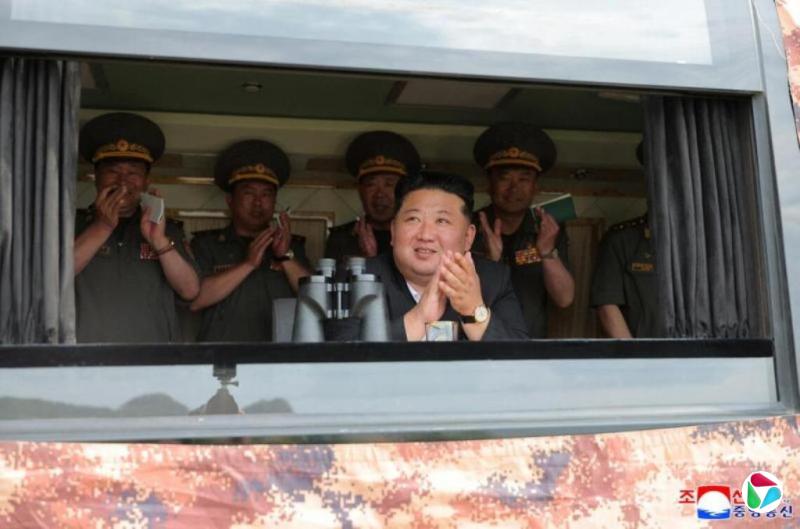 金正恩视察瞄准韩国主要设施的新型火箭炮和导弹