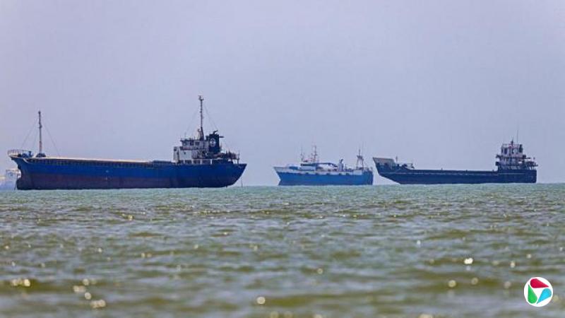 国营伊朗学生通讯社(ISNA)发放照片显示,国际船舶在霍尔木兹海峡沿岸阿巴斯港(Bandar Abbas)锚泊)(18/6/2026)