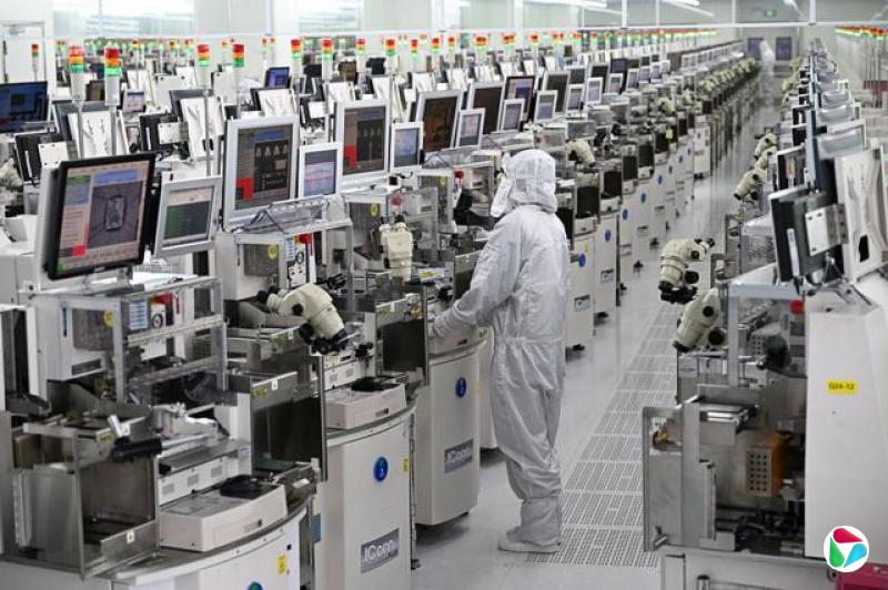 一名技术人员在中国东部江苏省宿迁市的一家半导体制造工厂内操作芯片加工设备