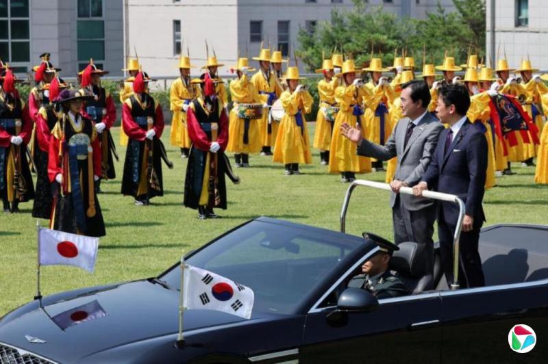 韩日重申朝鲜半岛无核化承诺 商定加强防务合作