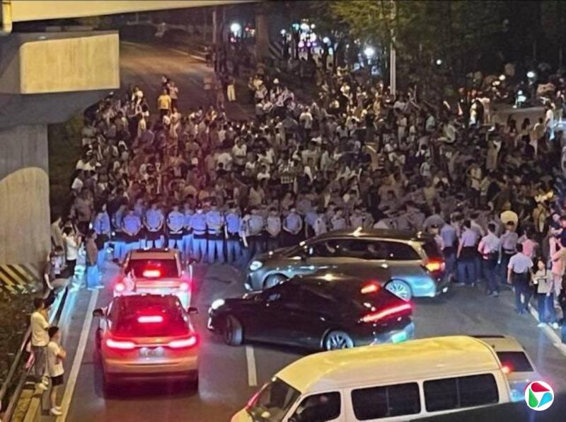 下午察:建垃圾站引发的警民对峙