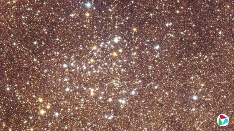 一张看似金色闪粉与白色亮点的影像,其实是一个疏散星团。