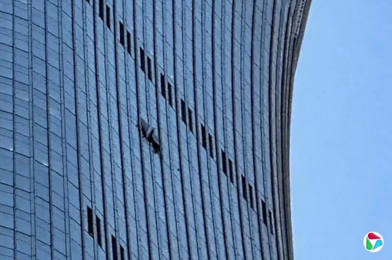 撞上“中国尊”小飞机据报曾飞入客机航线