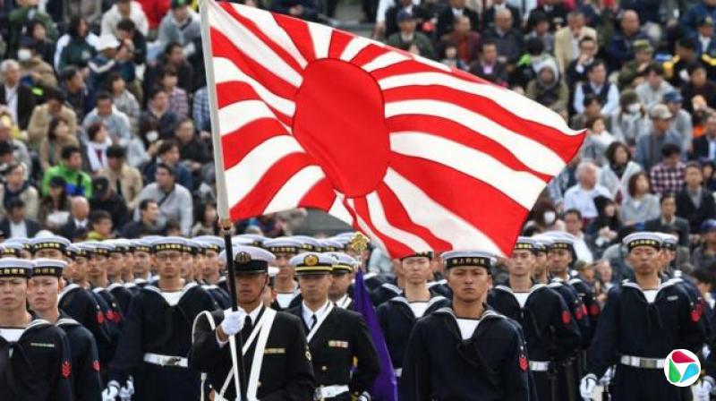 日本海上自卫队旗帜于2018年10月14日在埼玉县朝霞市的陆上自卫队朝霞训练场举行的阅兵检阅中可见。约4,000名人员、260辆车辆和40架飞机参加了这次军事阅兵。