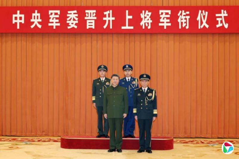 张曙光王刚晋升上将 习近平出席晋衔仪式颁发命令状
