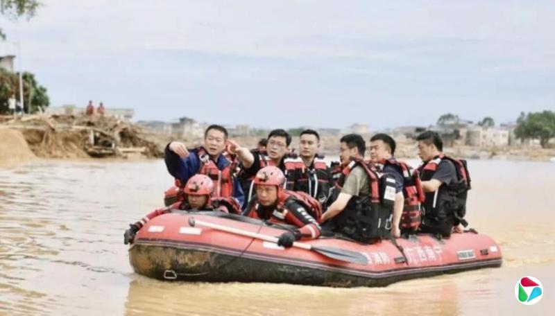 广西政府主席乘皮划艇察看洪灾灾情:“乡亲们大家受苦了”