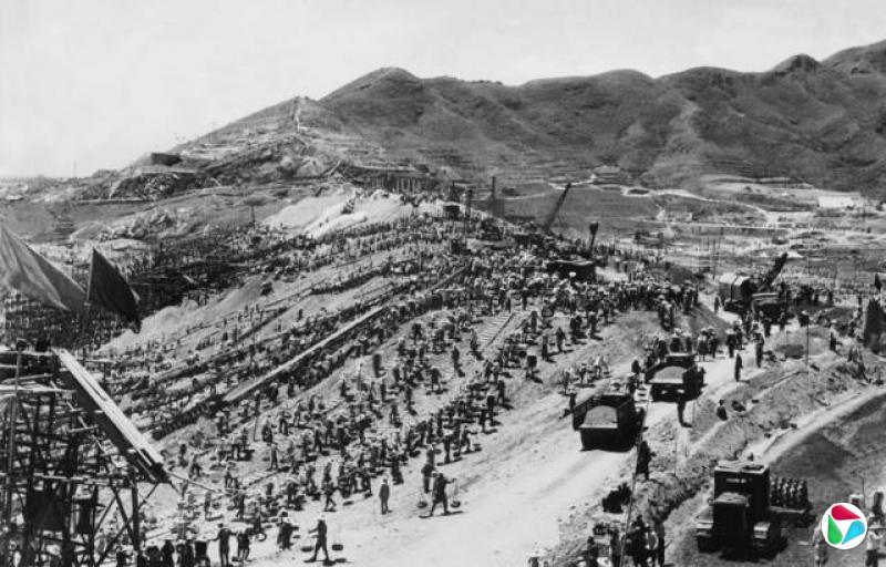 1月1日:距北京50公里,长城附近。一座水坝的建设工地全景。这是毛泽东在其“大跃进”政策下所推动的工程。这座水坝长600米、高30米、宽160米,旨在蓄积8000万吨水量,并提供2万千瓦的电力。这项浩大工程动用了40万中国民工参与建设。