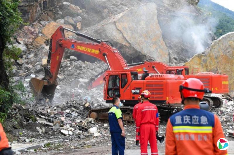 重庆彭水山体崩塌现场巨石首爆成功 进入深度救援