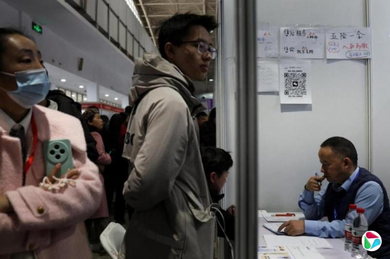 中国6月青年失业率降至14.9% 连续三个月下降