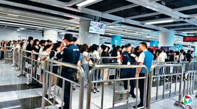 APEC会议前深圳地铁升级安检 多个车站大排长龙