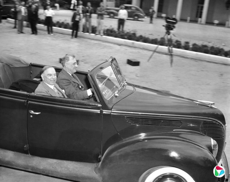 1940�꣬�������֡���˹����ͳ�ڷ������������ڼ䣬���Լ�ʻ�������ż��ô�����W��L������롤��