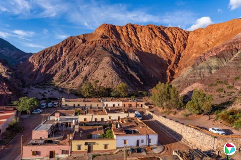 七色山(Cerro de los Siete Colores)色彩斑斓的山坡高耸于普尔马马尔卡村庄之上。