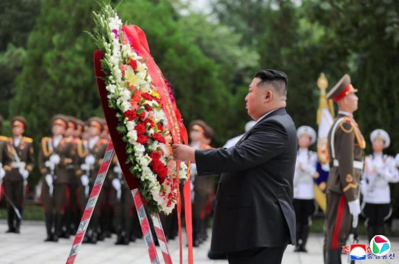 金正恩参谒中国志愿军烈士陵园