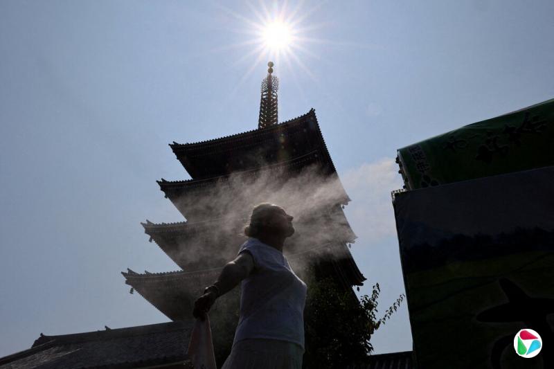 周二,东京浅草寺。当天日本部分地区记录到至少40摄氏度的高温。