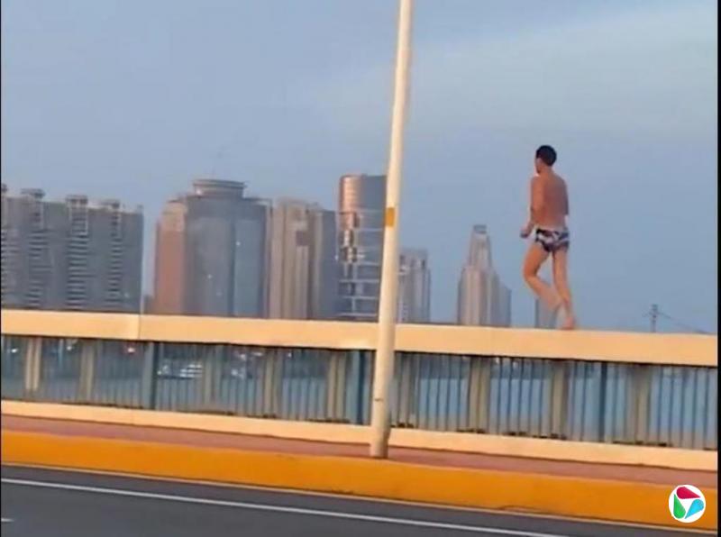 穿泳裤在大桥护栏跑步 警方:湖北男子保证更换地点