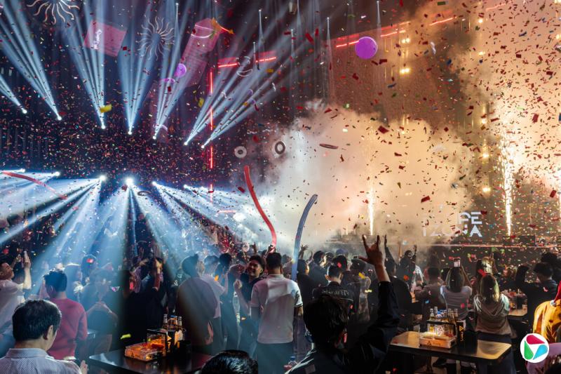 去年圣诞节,在缅甸仰光的夜店Pioneer Plus的DJ表演。