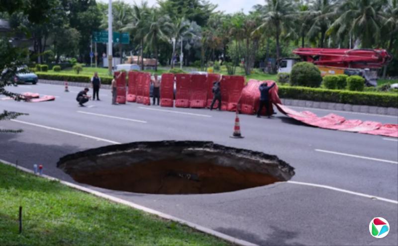 深圳滨海大道地陷 两车道巨坑导致大塞车