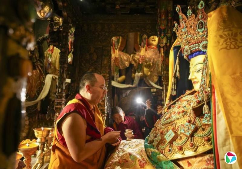 班禅周一到拉萨大昭寺礼佛
