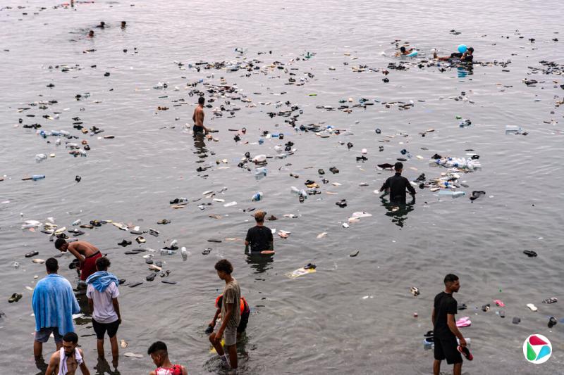 休达近海,海面上漂浮着从摩洛哥越境者的物品和垃圾。