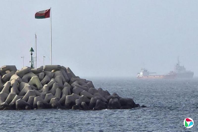 霍尔木兹海峡附近商船遇袭起火
