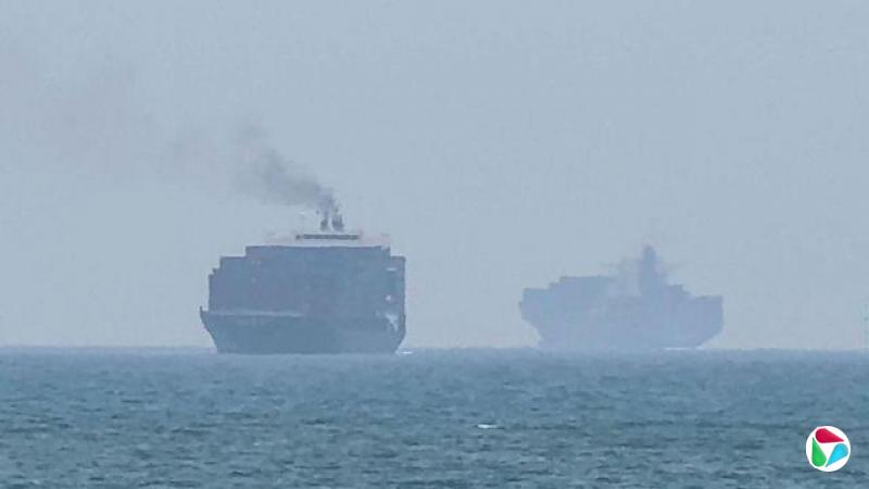 7月12日,货船在阿拉伯联合大公国东岸霍尔费坎附近的霍尔木兹海峡抛锚。